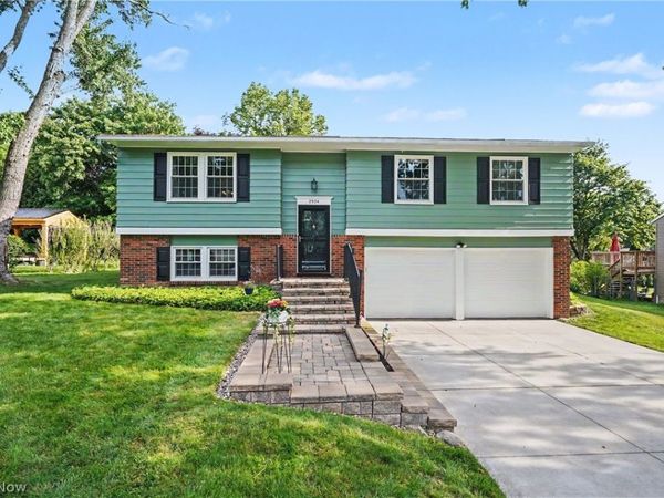 2904 Burr Oak Drive , Akron, OH 44333