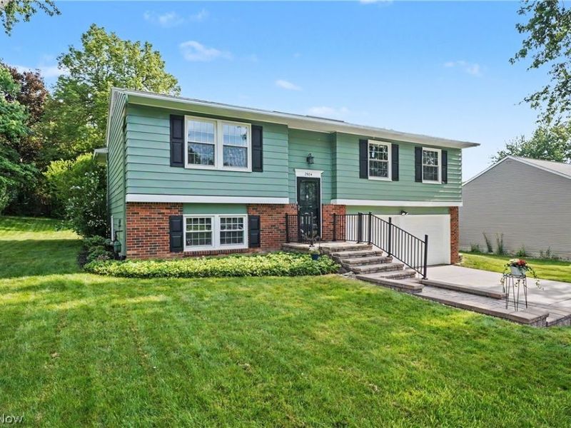 2904 Burr Oak Drive, Akron, OH 44333 Photo 2