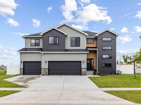 4212 Pine Parkway S, Fargo, ND 58104
