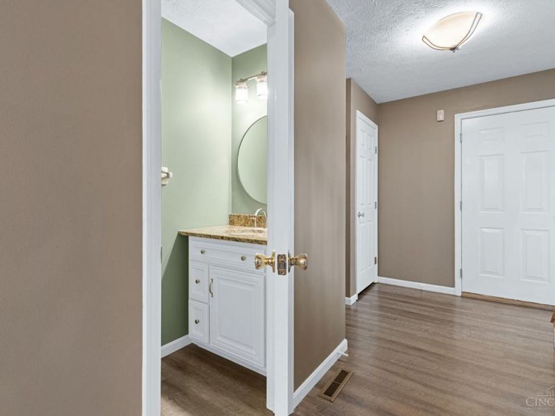 8042 Laurelwood Drive, Hamilton Twp, OH 45039 Photo 18