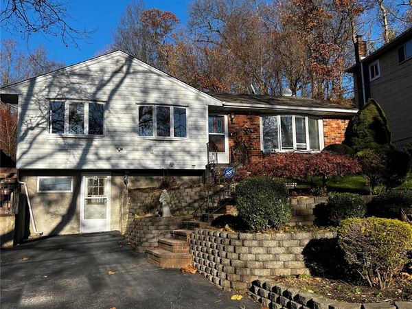 9 Saddler Court, Huntington Station, NY 11746