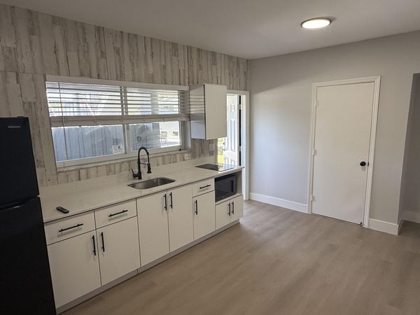 720 NE 7th Street, Unit 4, Hallandale Beach, FL 33009