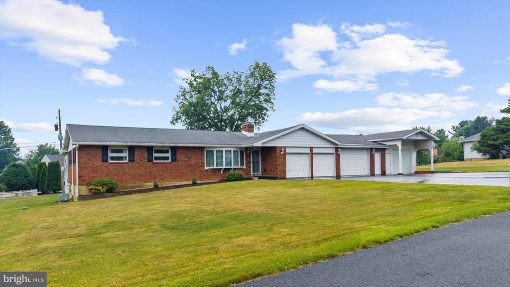 5824 HOLIDAY DRIVE , ALLENTOWN, PA 18104