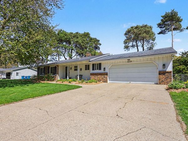 16224 Pinewood Avenue, Spring Lake, MI 49456