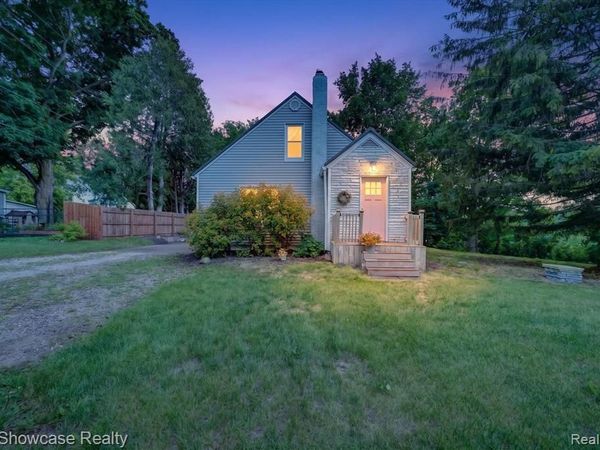 407 Broadway, Springfield Twp, MI 48350
