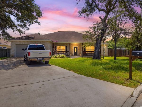 313 Howard Dr, Devine, TX 78016
