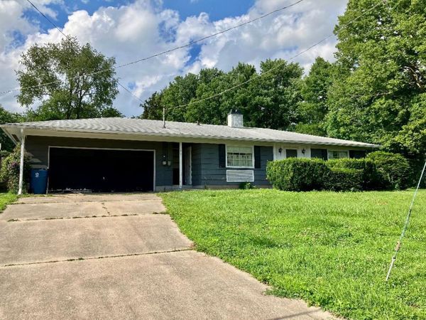 1327 Long Street , Dixon, IL 61021