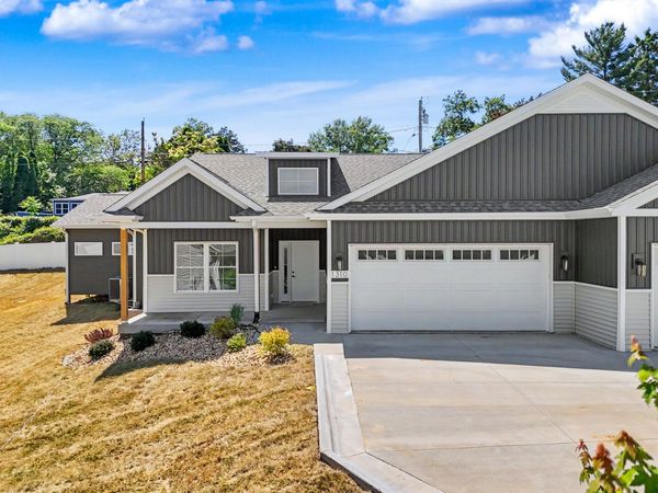 1310 Heights Court , Bettendorf, IA 52722