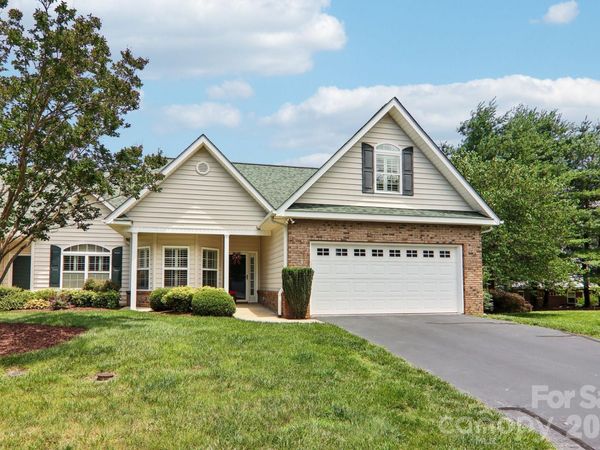 54 Victoria Park Drive, Hendersonville, NC 28792