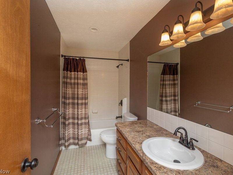 7456 Hidden Glen Drive, Amherst, OH 44001 Photo 17