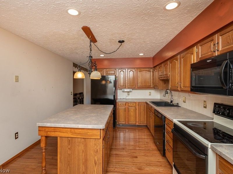 7456 Hidden Glen Drive, Amherst, OH 44001 Photo 7