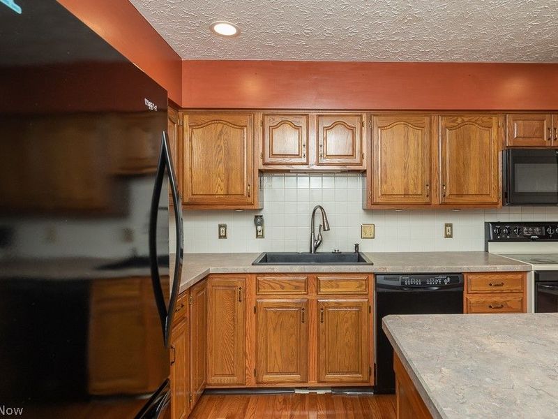 7456 Hidden Glen Drive, Amherst, OH 44001 Photo 9