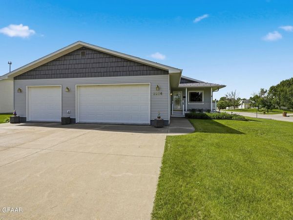 2226 PIONEER Court NW, East Grand Forks, MN 56721