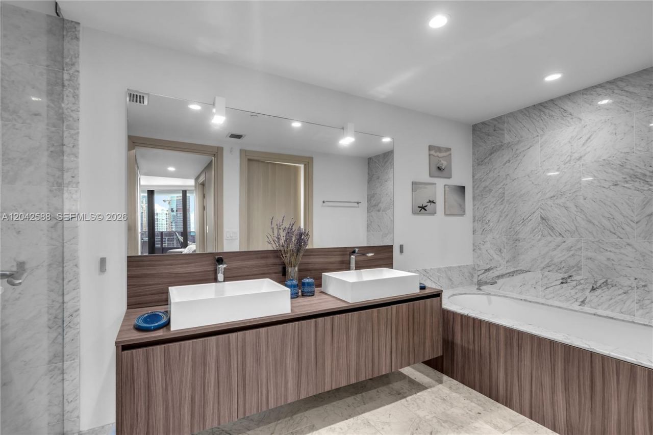 1000 Brickell Plz , Unit 2402, Miami, FL 33131 Photo