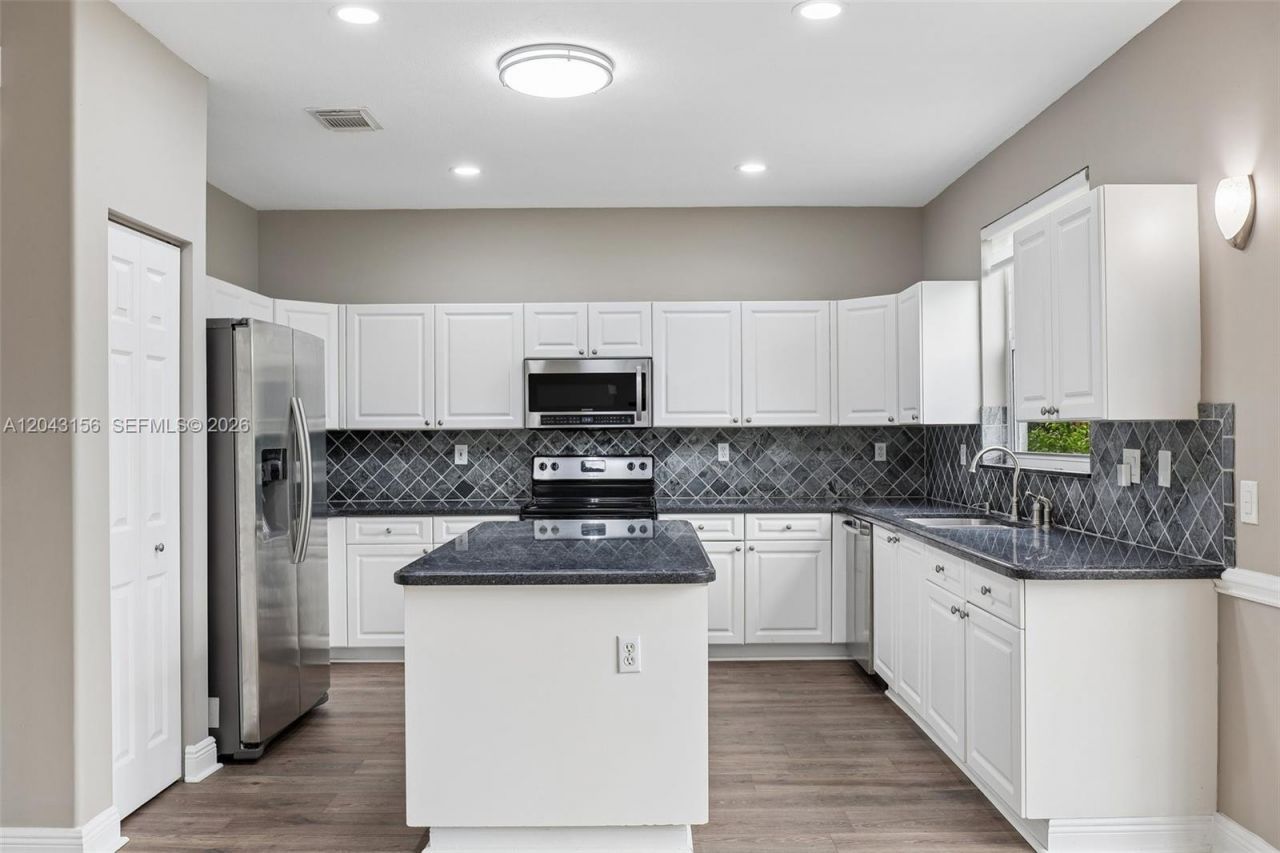 2162 NW 77th Ter , Pembroke Pines, FL 33024 Photo