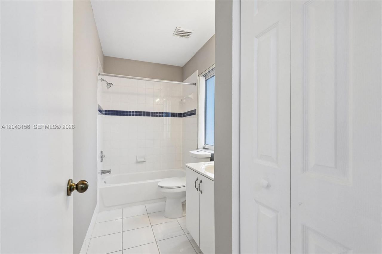 2162 NW 77th Ter , Pembroke Pines, FL 33024 Photo