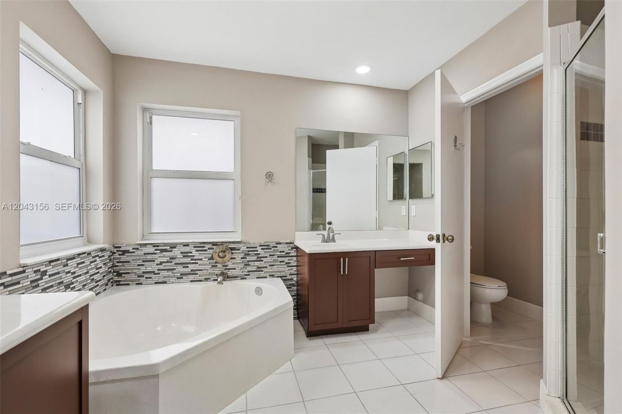 2162 NW 77th Ter , Pembroke Pines, FL 33024 Photo