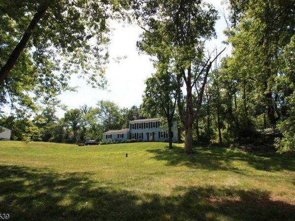 10 John Dr, Clinton, NJ 08801