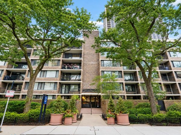 1555 N Sandburg Terrace , Unit 517, Chicago, IL 60610