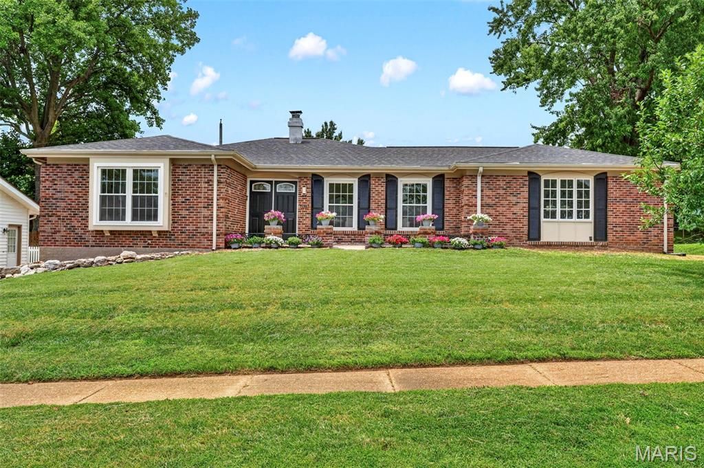 2075 Barcelona Drive, Florissant, MO 63033 Main Photo