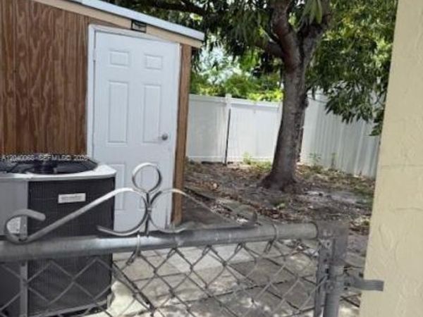 5641 SW 39th St , West Park, FL 33023