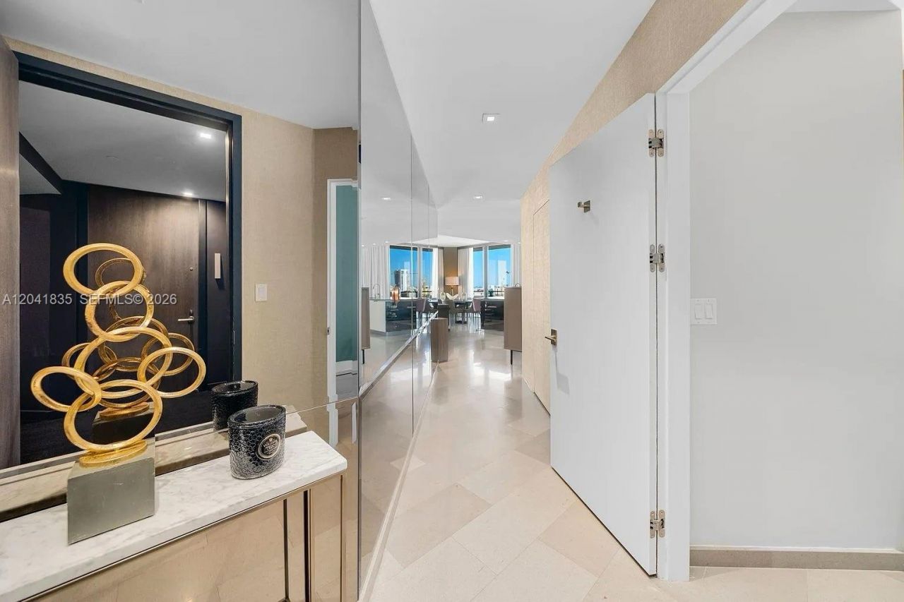 88 SW 7th St , Unit 1212, Miami, FL 33130 Photo