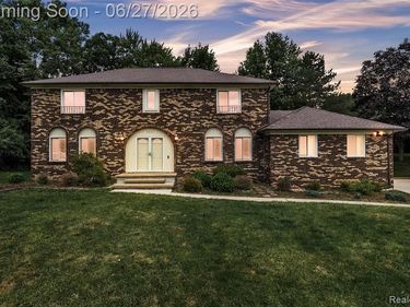5310 Pond Bluff Drive, West Bloomfield Twp, MI 48323