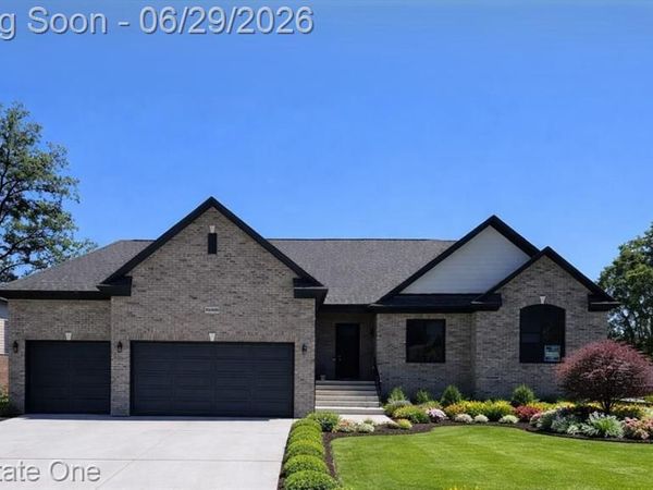 50402 Oakbrooke Drive E, Chesterfield Twp, MI 48047