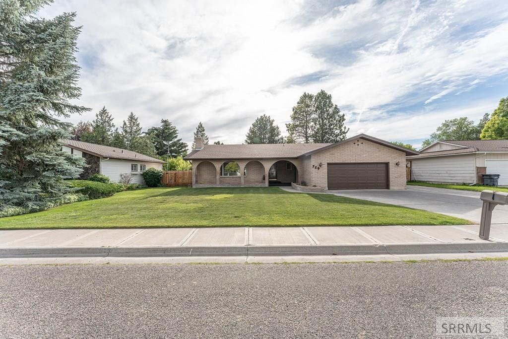 559 Tyson Avenue, Idaho Falls, ID 83401 Main Photo