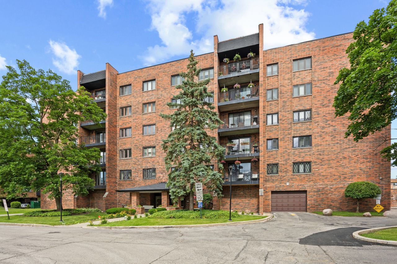 9346 Landings Lane, Unit 401, Des Plaines, IL 60016 Main Photo