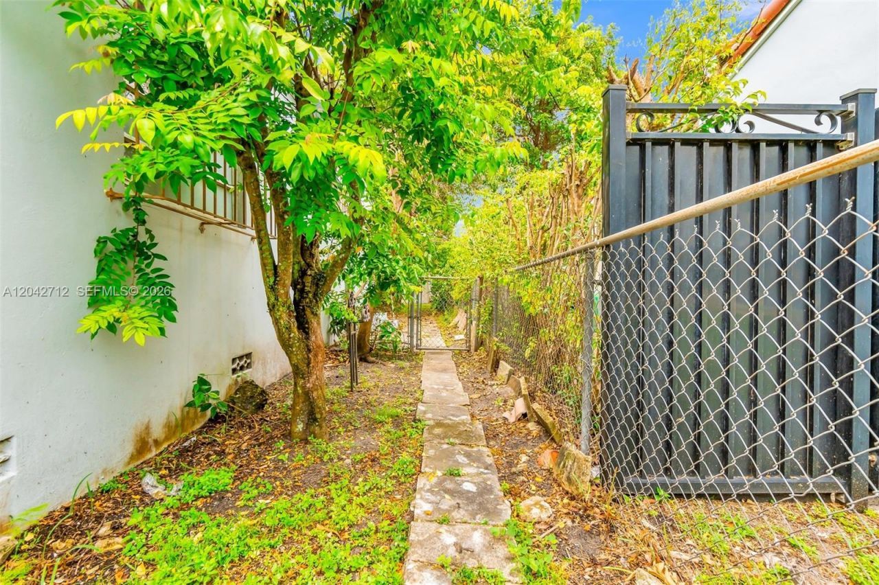3260 SW 2nd St , Miami, FL 33135 Photo