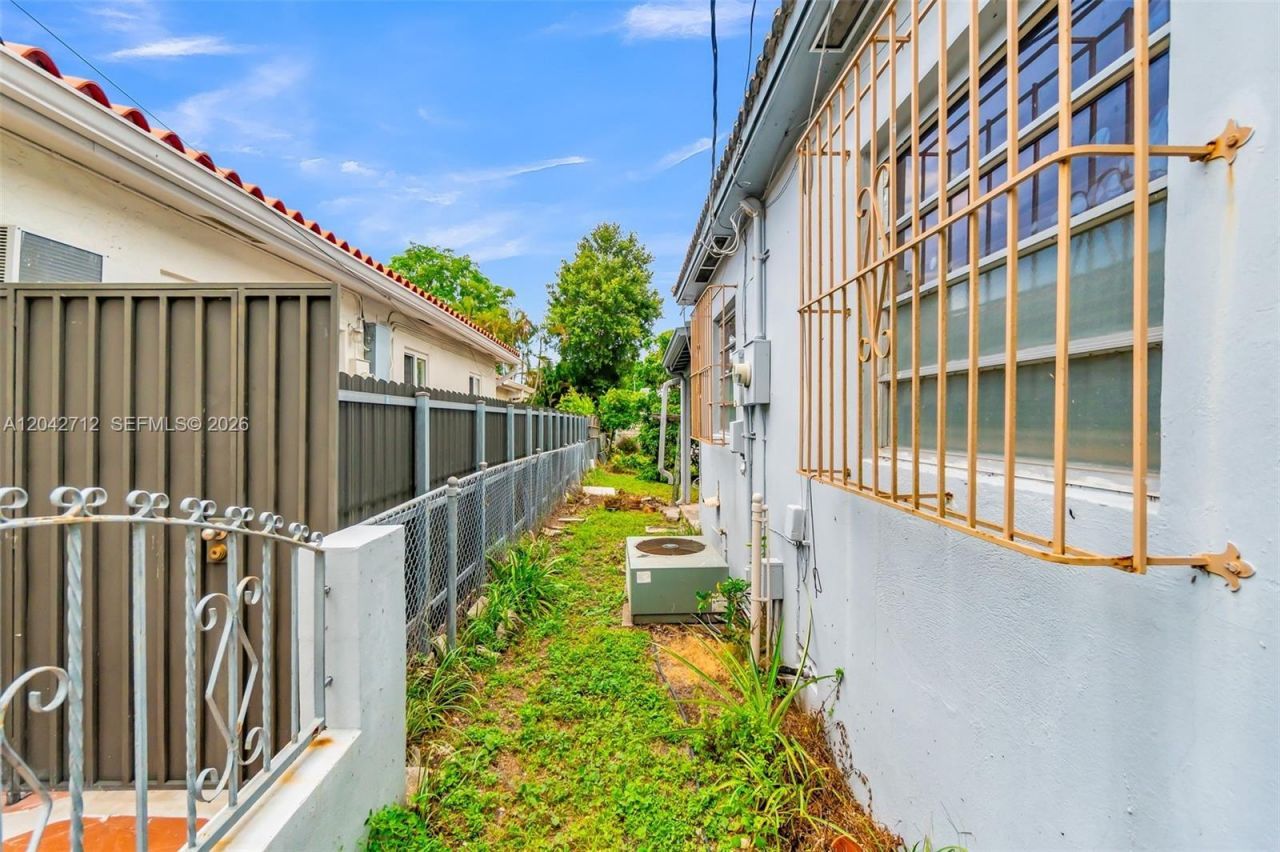 3260 SW 2nd St , Miami, FL 33135 Photo