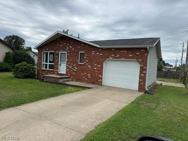 880 Ray Avenue Ne, New Philadelphia, OH 44663 Main Photo