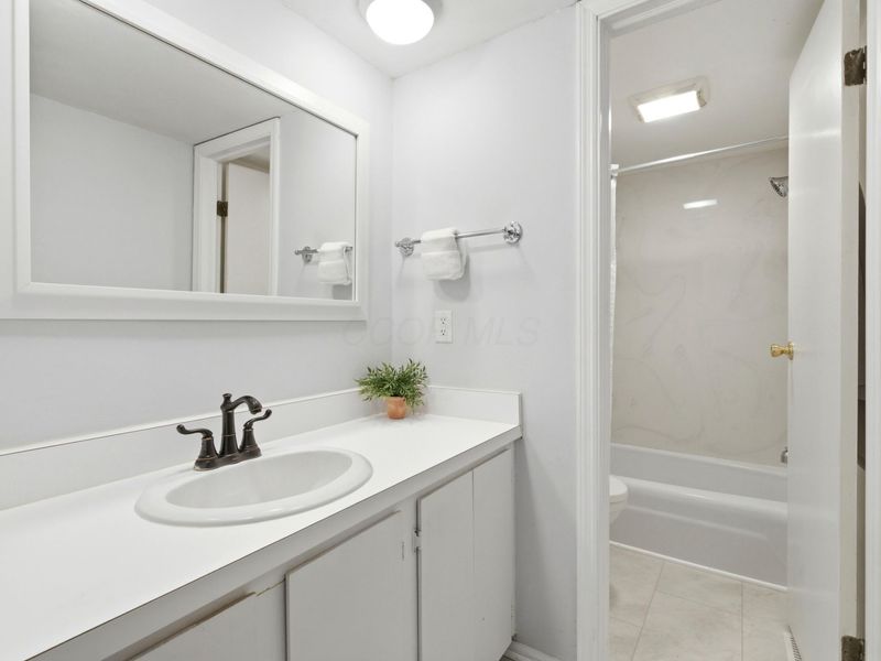 911 Manor Lane, Unit B, Columbus, OH 43221 Photo 29