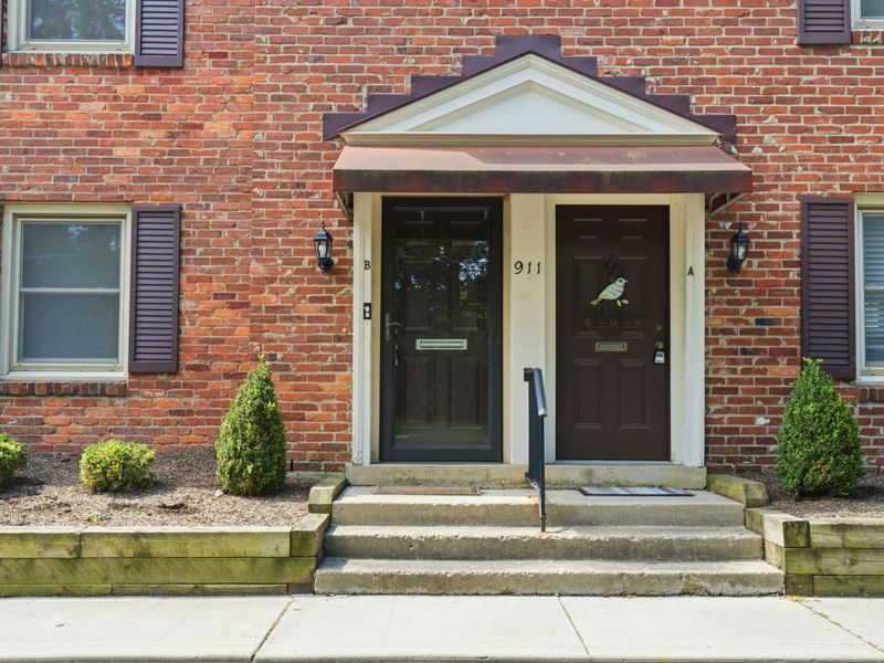 911 Manor Lane, Unit B, Columbus, OH 43221 Photo 3