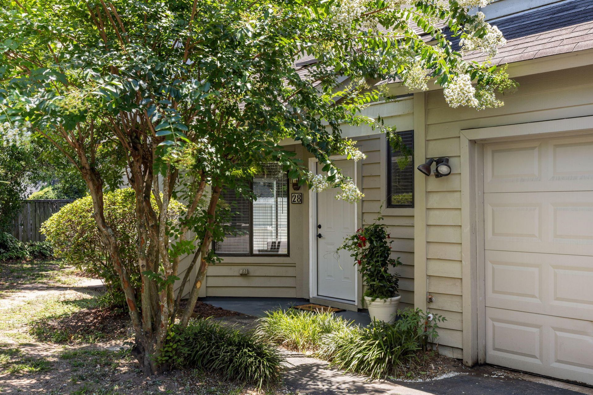 28 Maplecrest Drive Photo 2