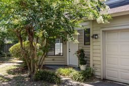 28 Maplecrest Drive photo 4