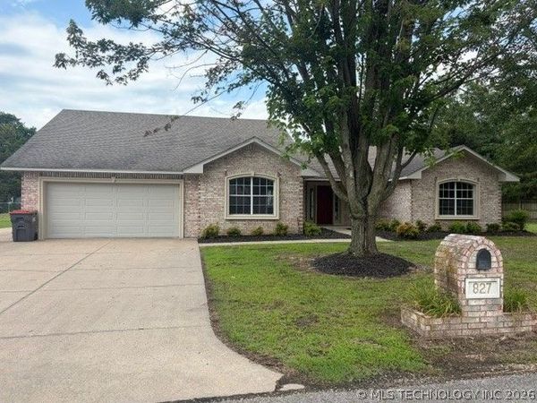 827 Chatsworth Drive , Grove, OK 74344