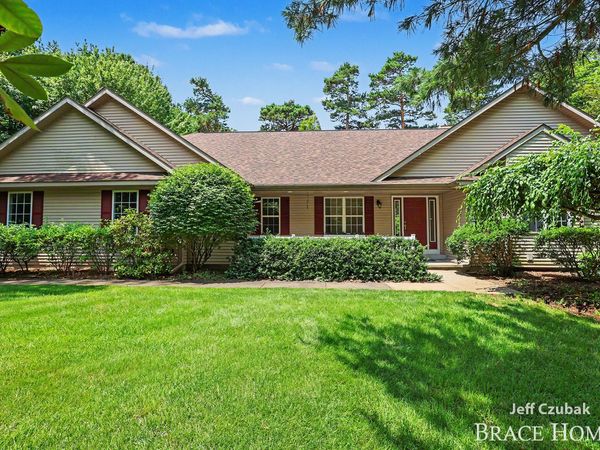 2336 Forest Trail Circle, Fennville, MI 49408