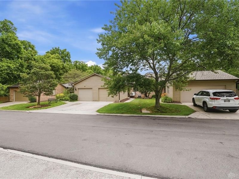 40 Rolling Hills Drive, Wyoming, OH 45215 Photo 3