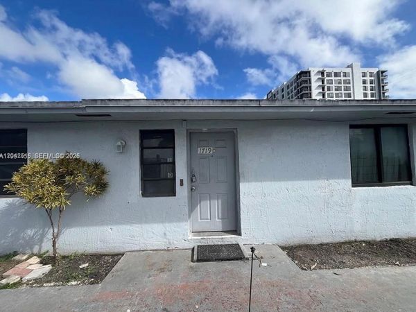 1717 NW 16th St , Miami, FL 33125