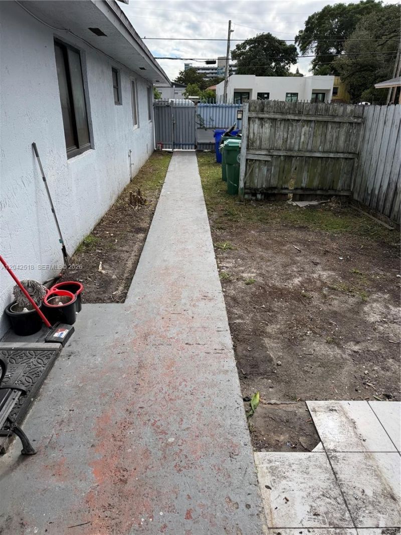 1717 NW 16th St , Miami, FL 33125 Photo