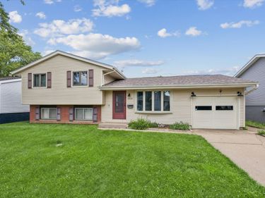 2331 N Thornwood Avenue , Davenport, IA 52804