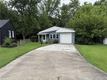 2407 NE 57th Terrace, Gladstone, MO 64118