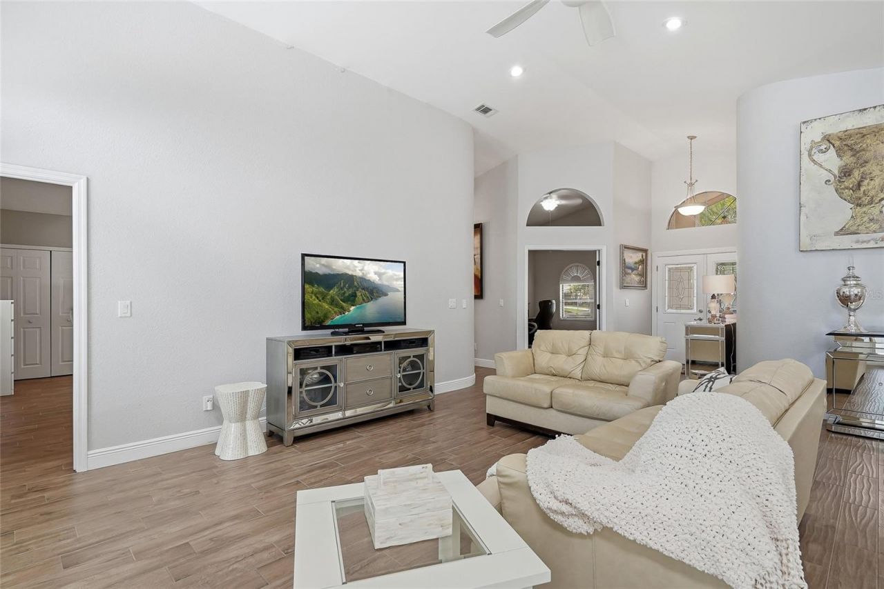 5274 White Sand Circle Ne, Saint Petersburg, FL 33703 Photo