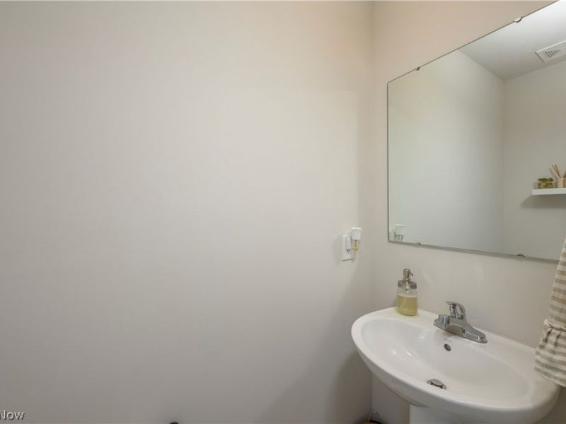 2741 Bishop Oval, Barberton, OH 44203 Photo 8