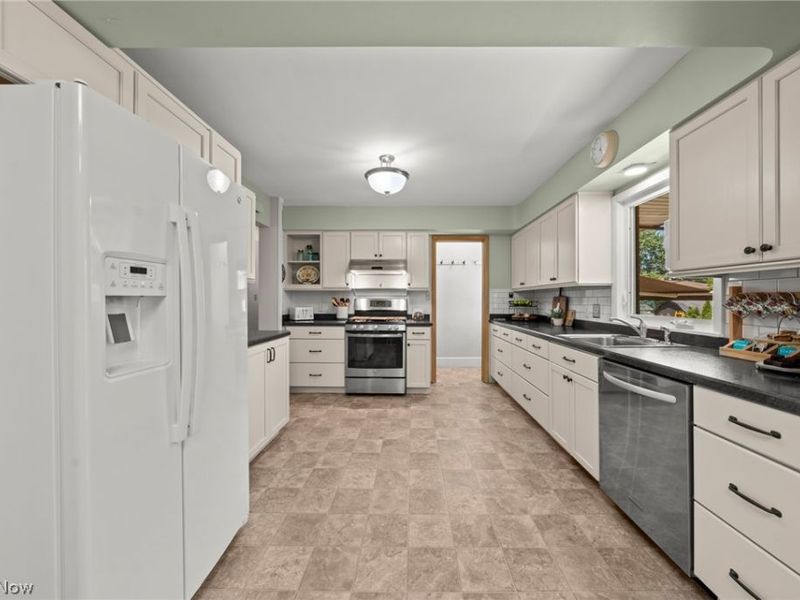 10890 Tiffany Lane, Parma Heights, OH 44130 Photo 11