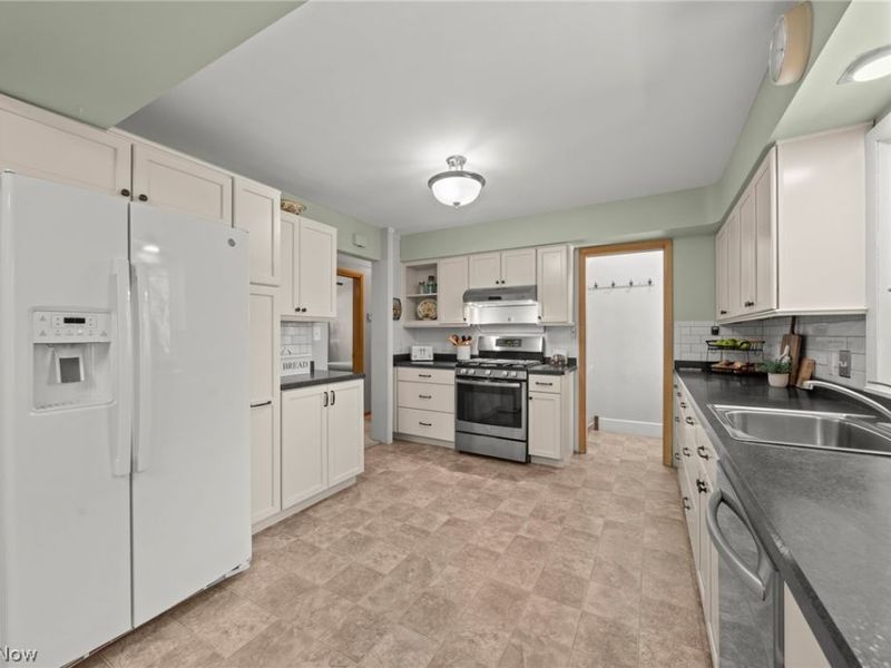 10890 Tiffany Lane, Parma Heights, OH 44130 Photo 12