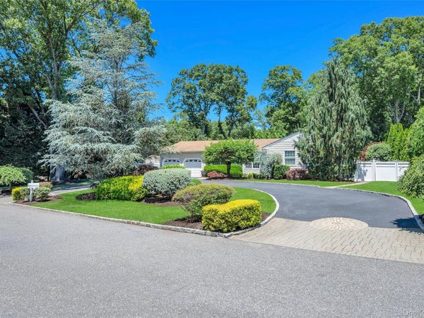 109 Shirley Court , Smithtown, NY 11787
