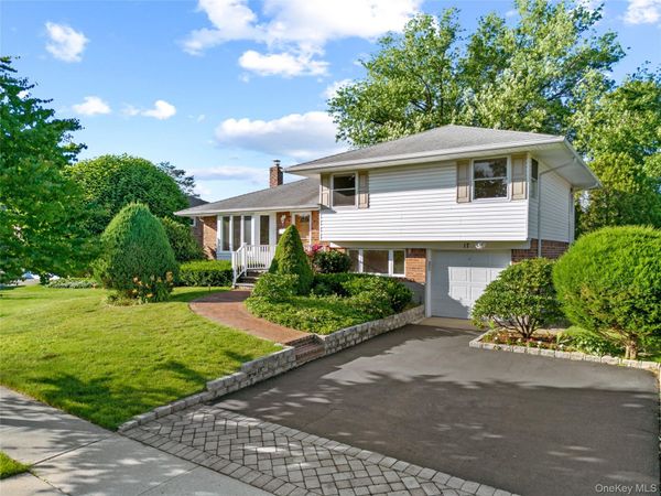 17 Wren Drive , Woodbury, NY 11797